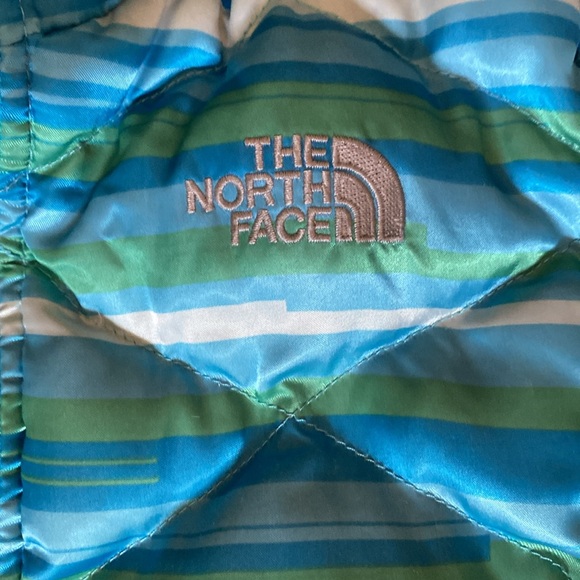 Super cute striped North Face Puffer jacket size 10-12 - Picture 2 of 5